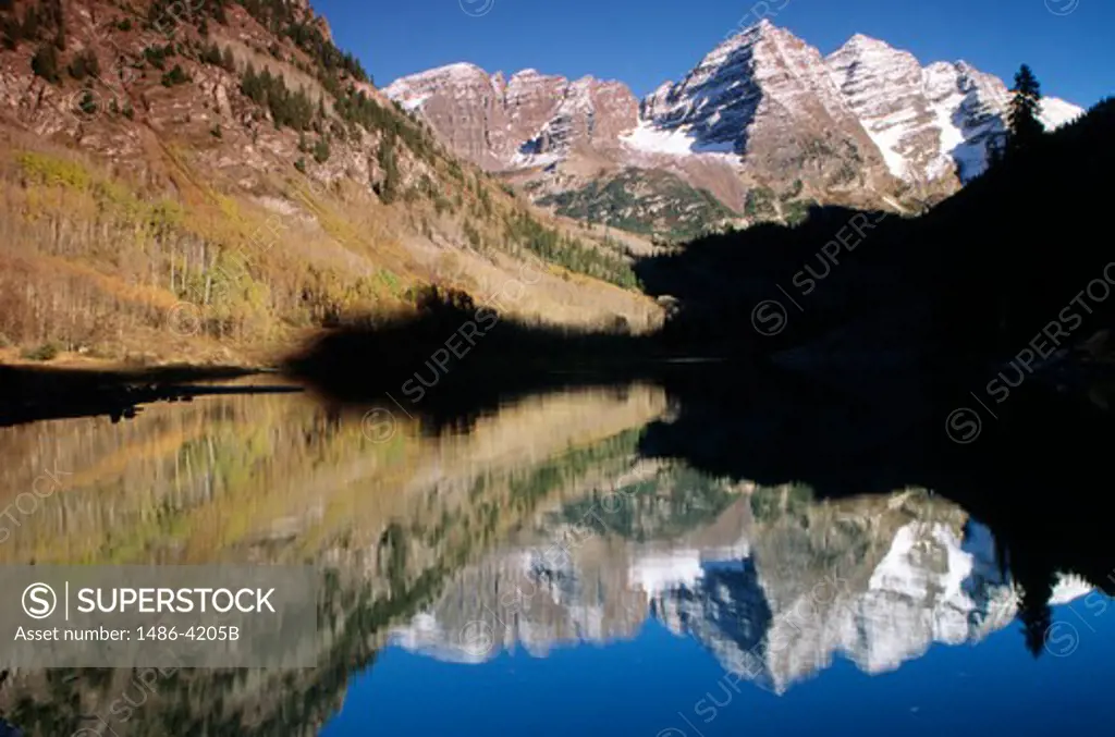 USA, Colorado, Maroon Bells-Snowmass Wilderness, landscape with lake