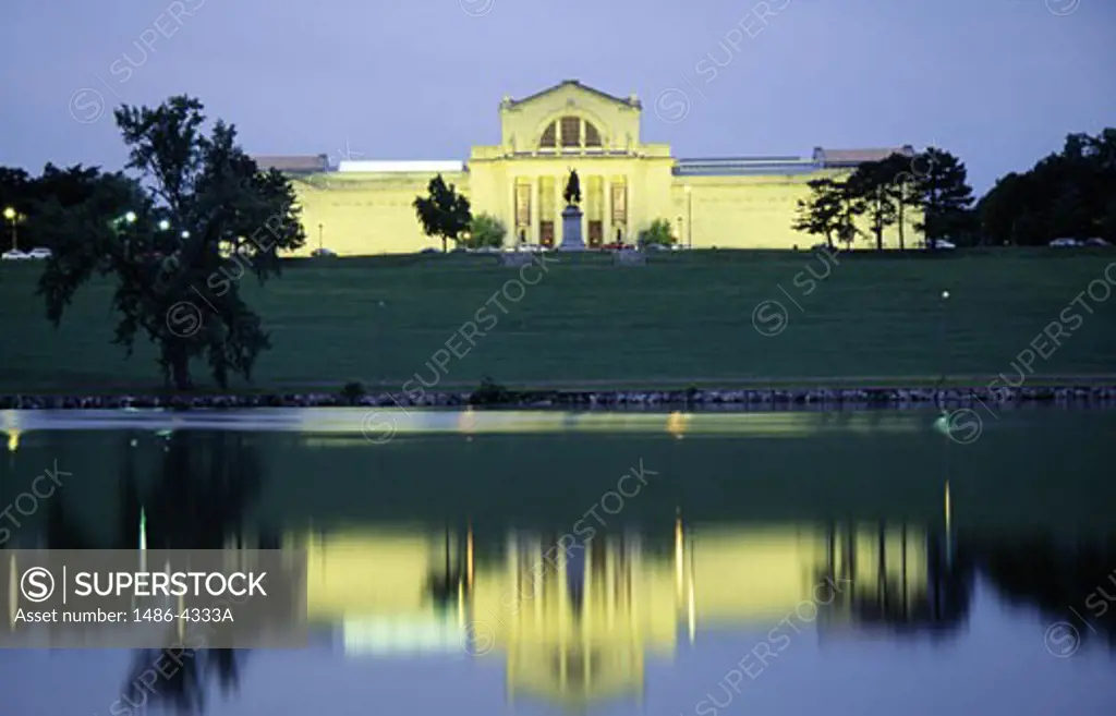 USA, Missouri, St. Louis, St. Louis Art Museum, facade reflecting in the lake