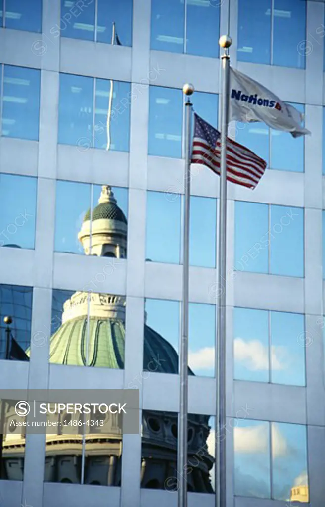 USA, Missouri, St. Louis, Old Courthouse reflecting in windows with American flag