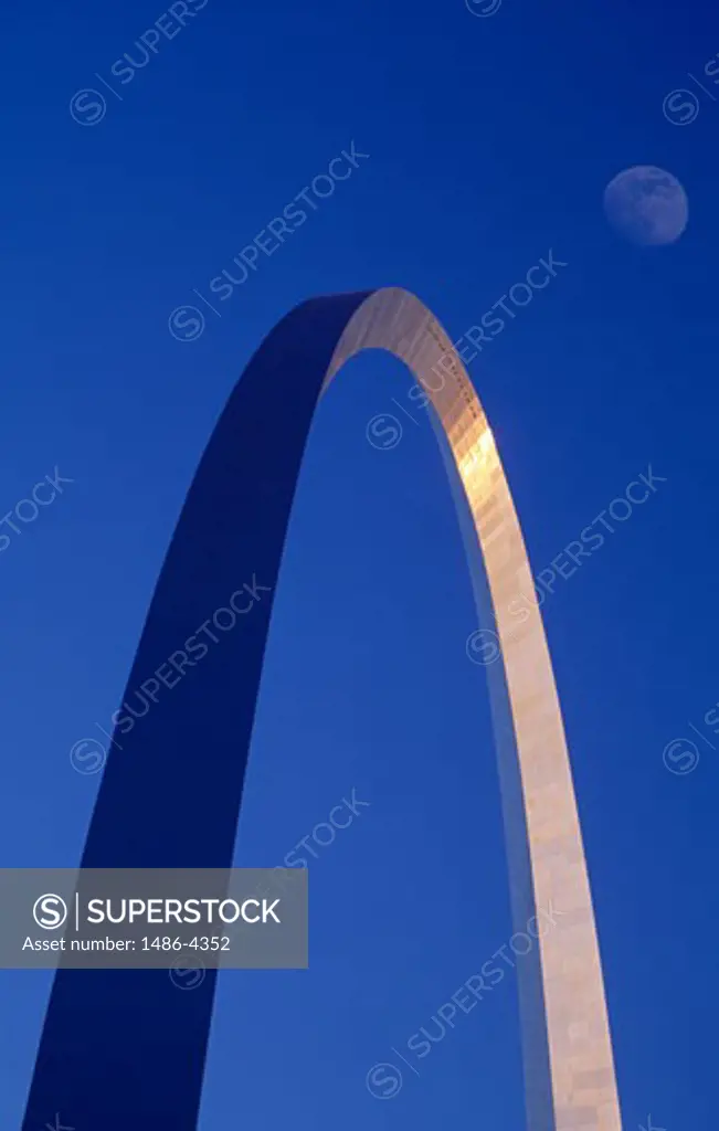 Low angle view of an arch, Gateway Arch, St. Louis, Missouri, USA