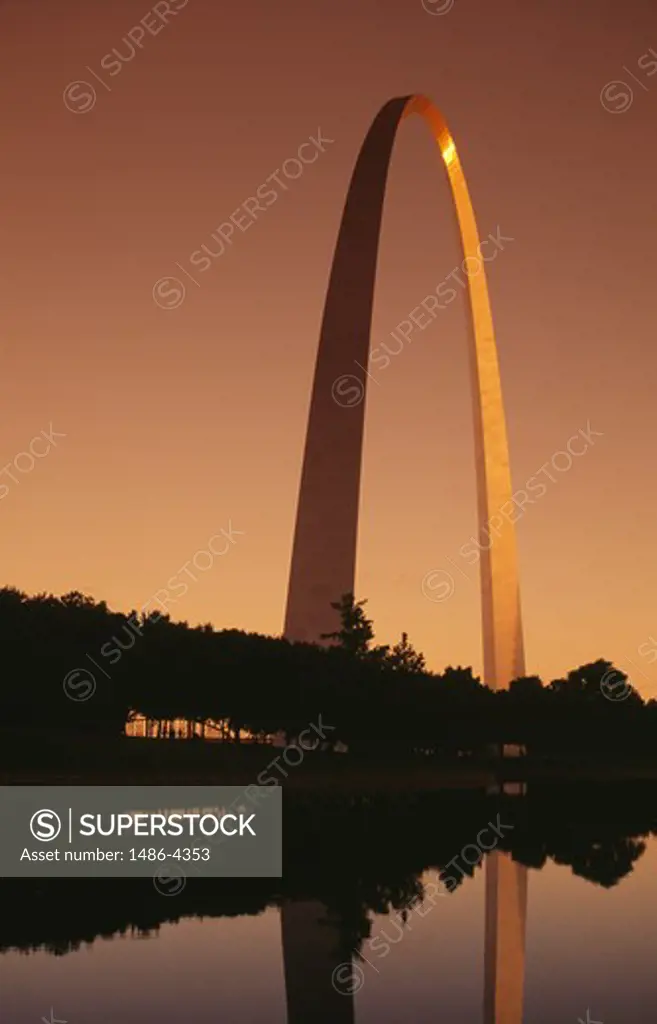 USA, Missouri, St. Louis, Gateway Arch at sunset