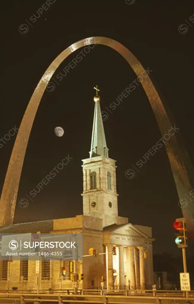 USA, Missouri, St. Louis, Night view of Gateway Arch over church