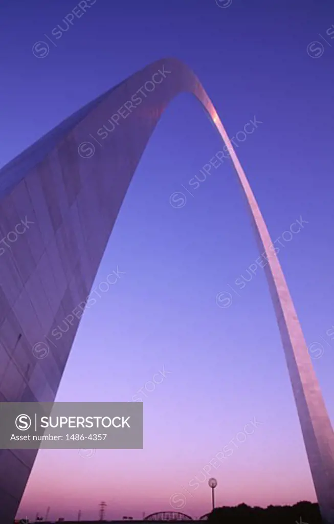 USA, Missouri, St. Louis, Low angle of Gateway Arch at dusk