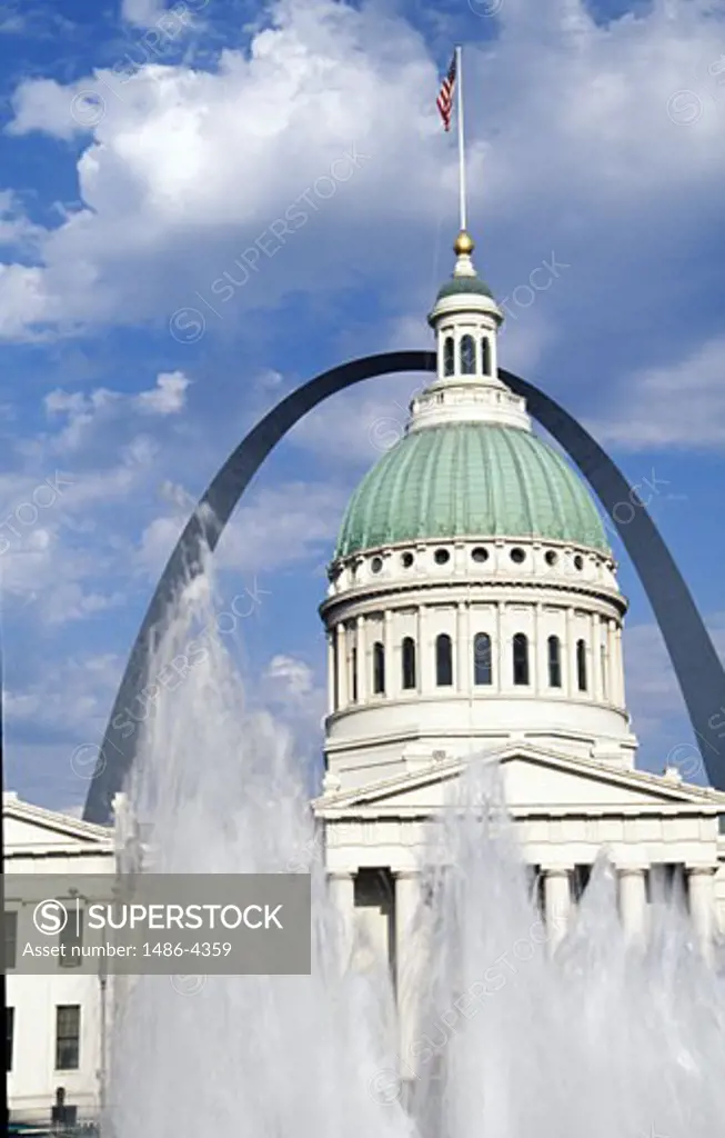 USA, Missouri, St. Louis, Old Courthouse with Gateway Arch behind