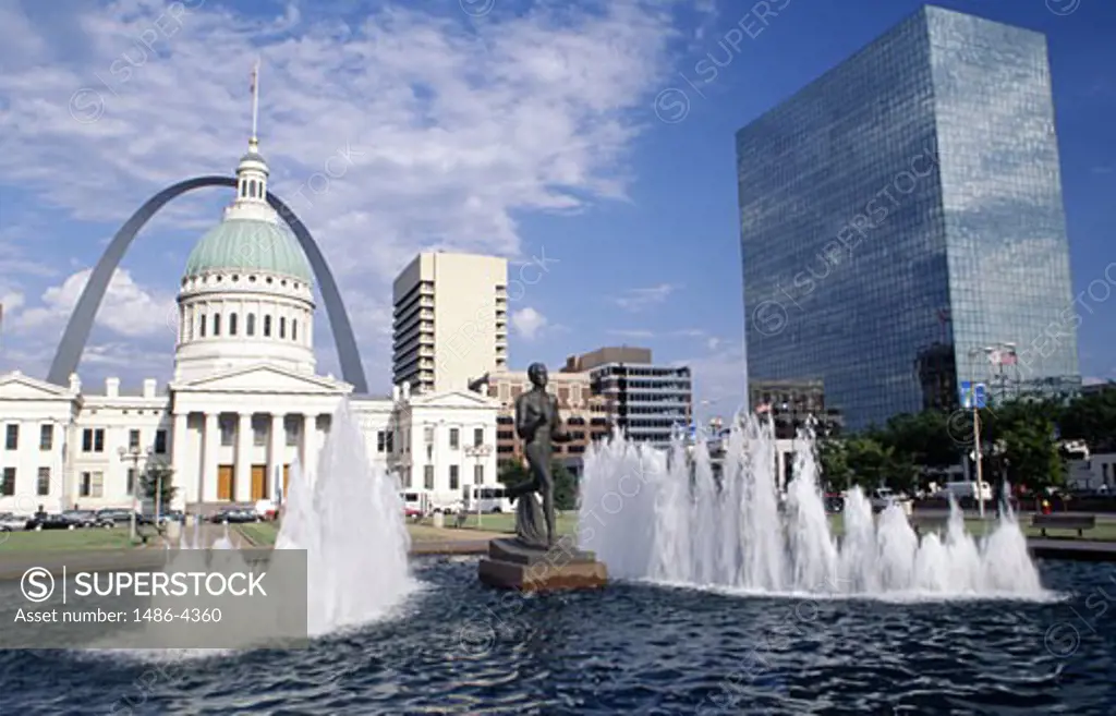 USA, Missouri, St. Louis, fountain at Keiner Plaza with Old Courthouse and Gateway Arch behind