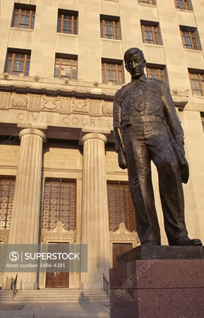USA, Missouri, St. Louis, statue in front of Civil Courts Building