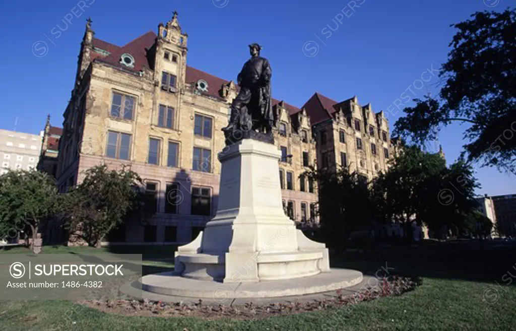 USA, Missouri, St. Louis, monument in park with City Hall behind
