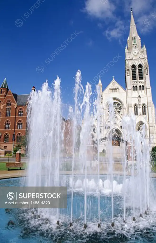 USA, Missouri, St. Louis, fountain with St. Francis Xavier College Church behind