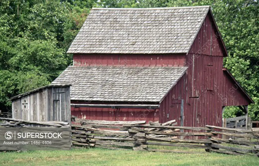 USA, Missouri, Kansas City, Fleming Park, old wooden barn