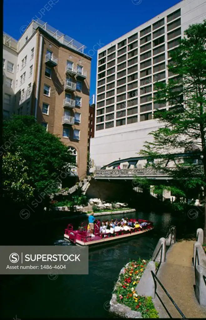 USA, Texas, San Antonio, San Antonio Riverwalk with tourboat