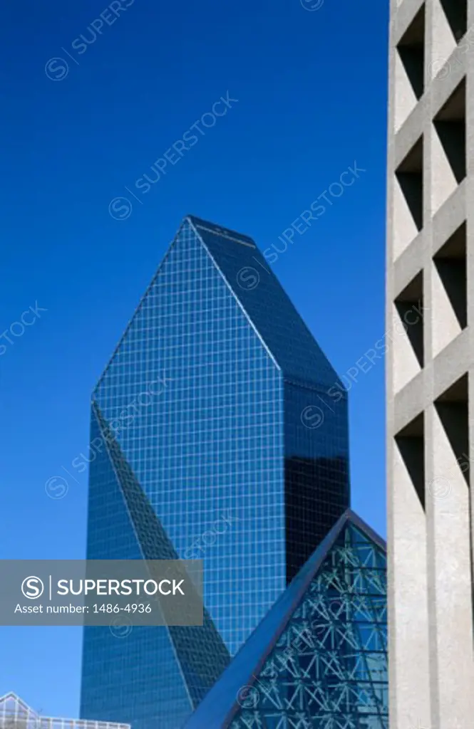 Low angle view of an office building, Fountain Place, Dallas, Texas, USA