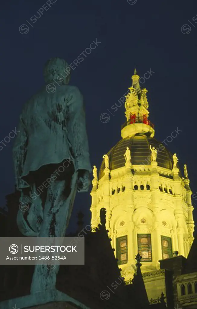 USA, Connecticut, Hartford, State Capitol, Civil War Memorial and illuminated State Capitol