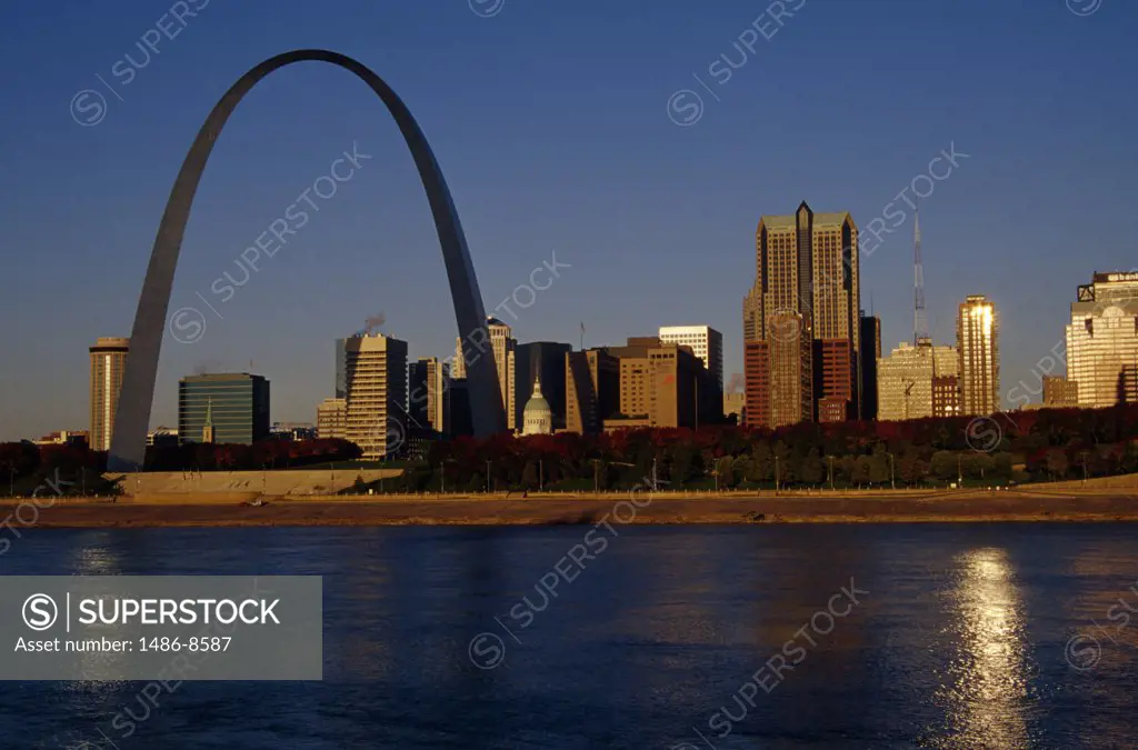 Arch and buildings at the riverbank, Gateway Arch, Mississippi River, St. Louis, Missouri, USA