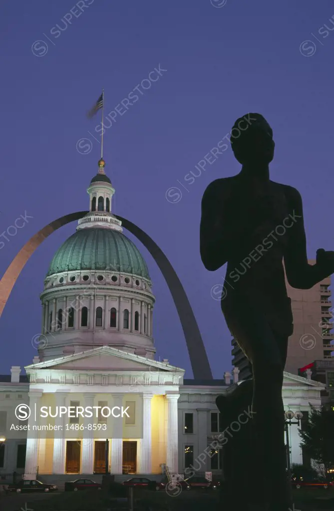 Silhouette of a statue in front of a courthouse, Gateway Arch, Old Courthouse, St. Louis, Missouri, USA