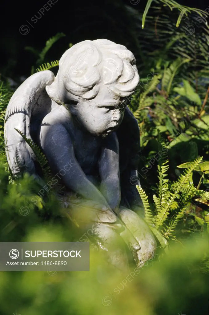 USA, Louisiana, New Orleans, Sculpture of kneeling angel