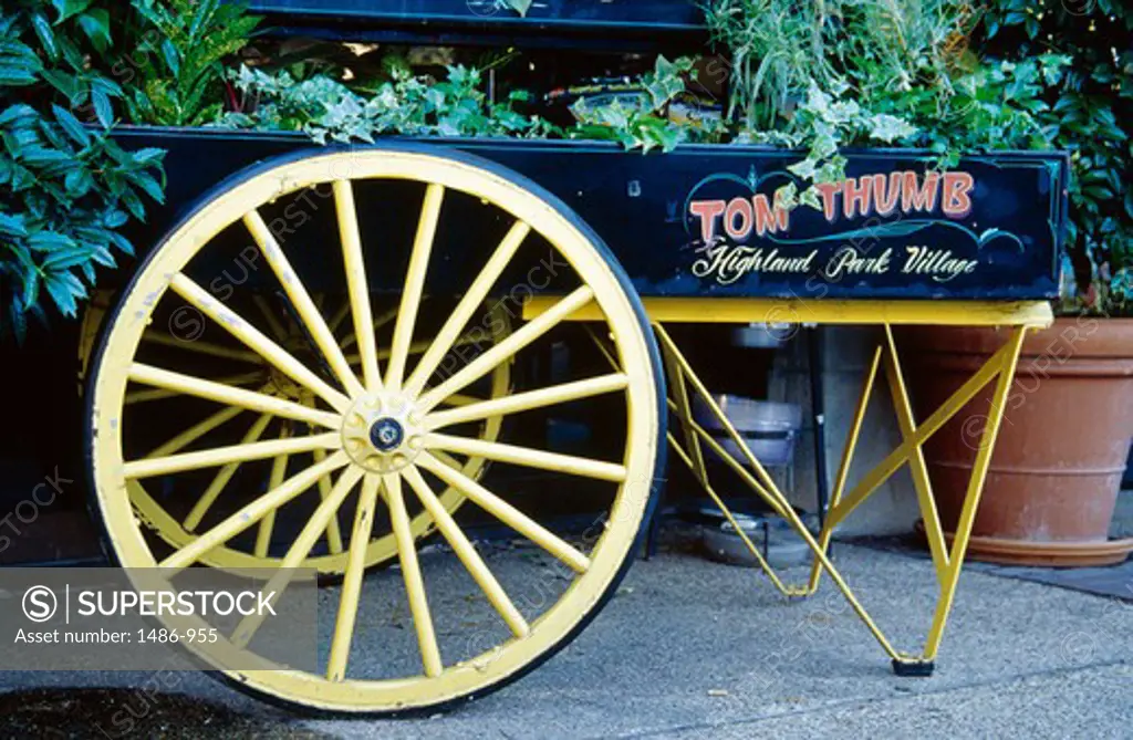 USA, Texas, Dallas, Highland Park Village Mall, old fashioned cart