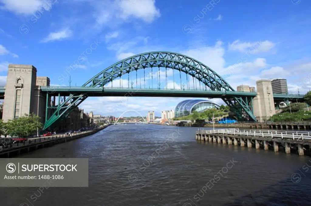 UK, Tyne and Wear, Newcastle, River Tyne, Tyne Bridge, Sage Concert Hall (Gateshead Side of River) and Millenium Bridge (in Distance)