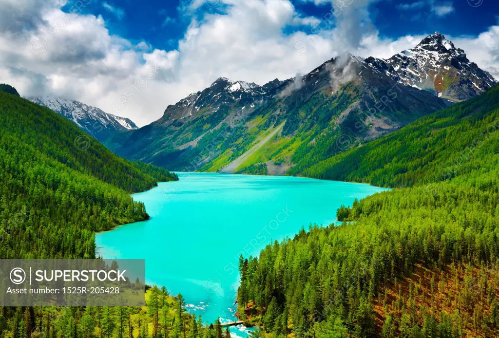 Beautiful turquoise lake Kucherlinskoe in Altai mountains