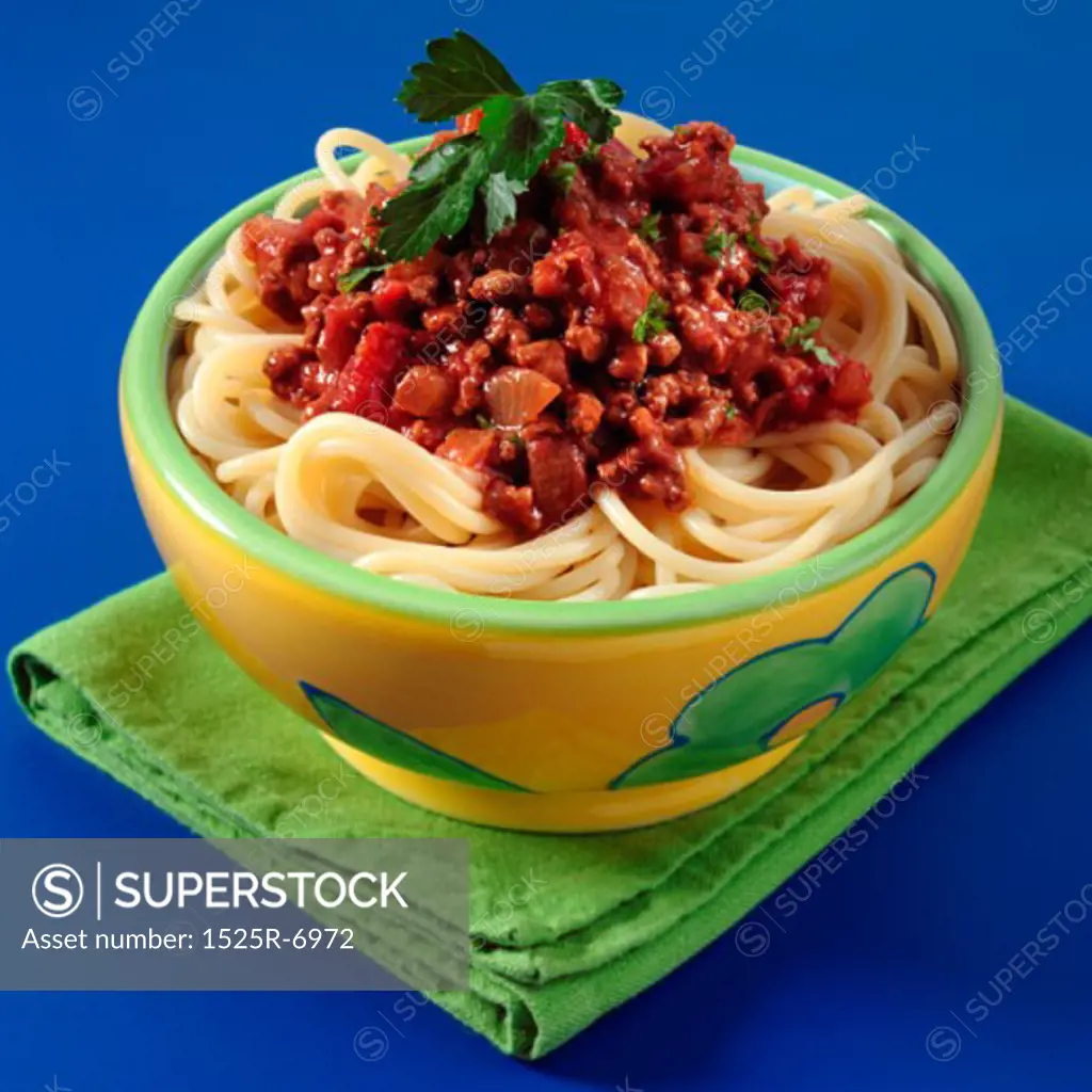 Close-up of spaghetti with bolognese sauce in a bowl