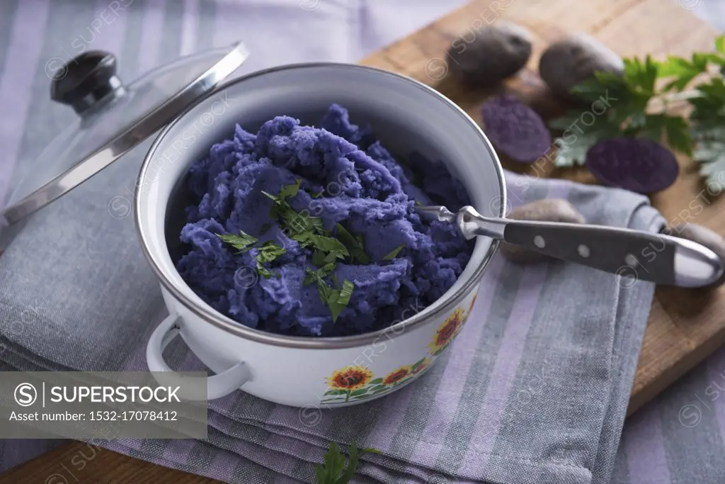 Vegan purple mashed potatoes from the potato variety 'Blue Congo'