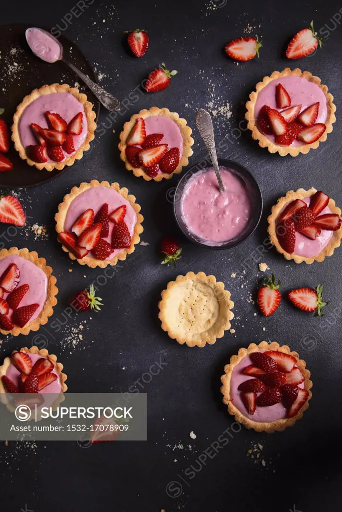 Shortbread tartlets with yoghurt, strawberry jelly and fresh strawberries