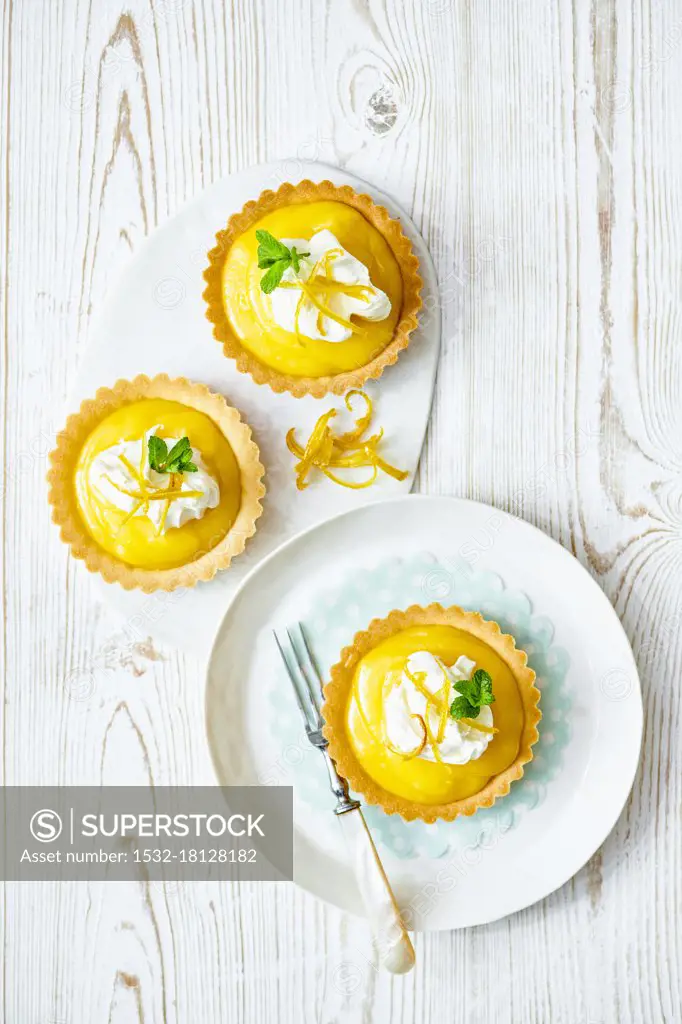 Fresh lemon curd tarts