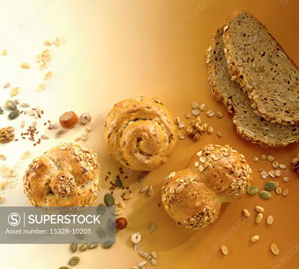 Various wholemeal rolls and slices of bread