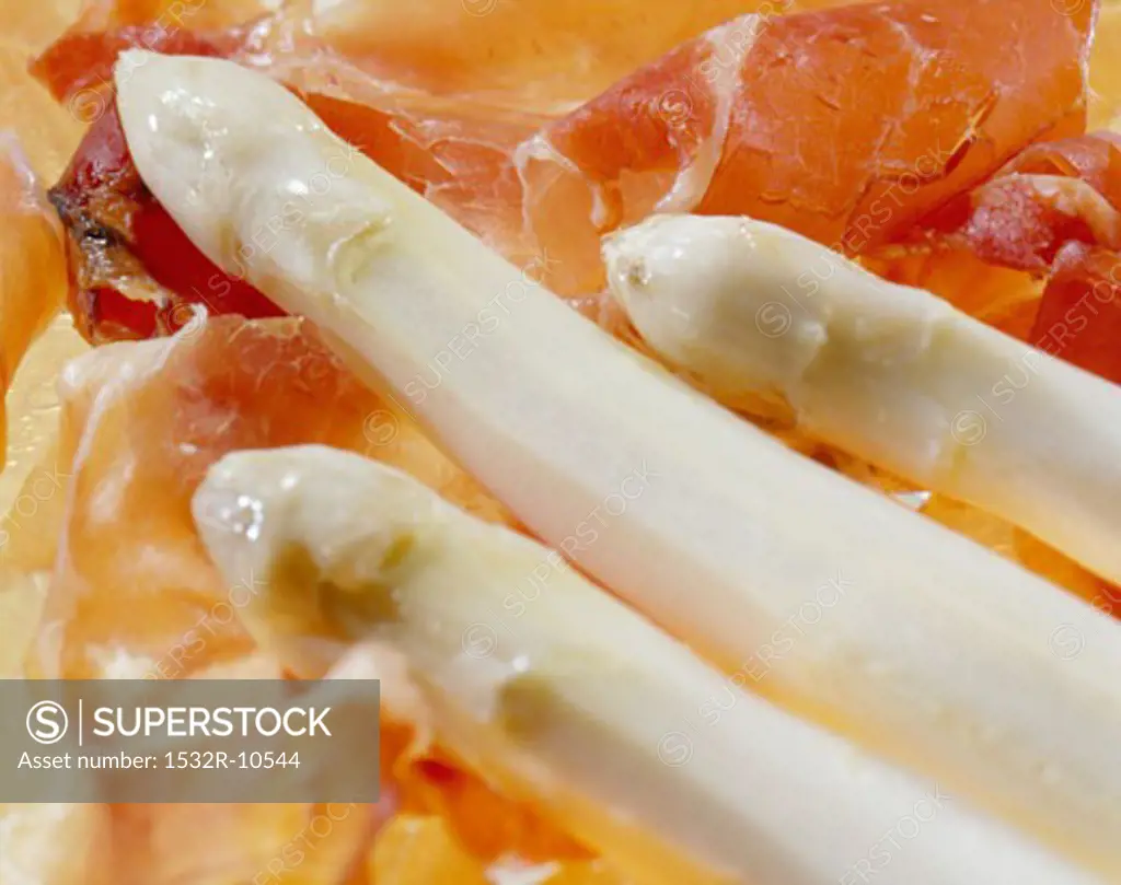 White asparagus spears with smoked ham