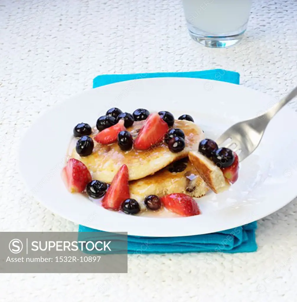 Scones with strawberries, blueberries and honey