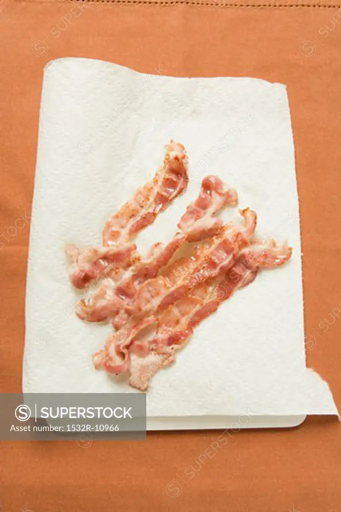 Fried rashers of bacon on absorbent kitchen paper