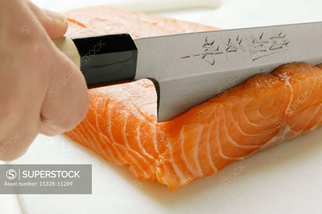 Cutting salmon for sushi (2)