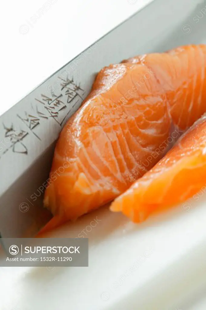 Cutting salmon for sushi (1)