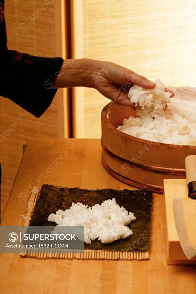 Preparing maki sushi (1)