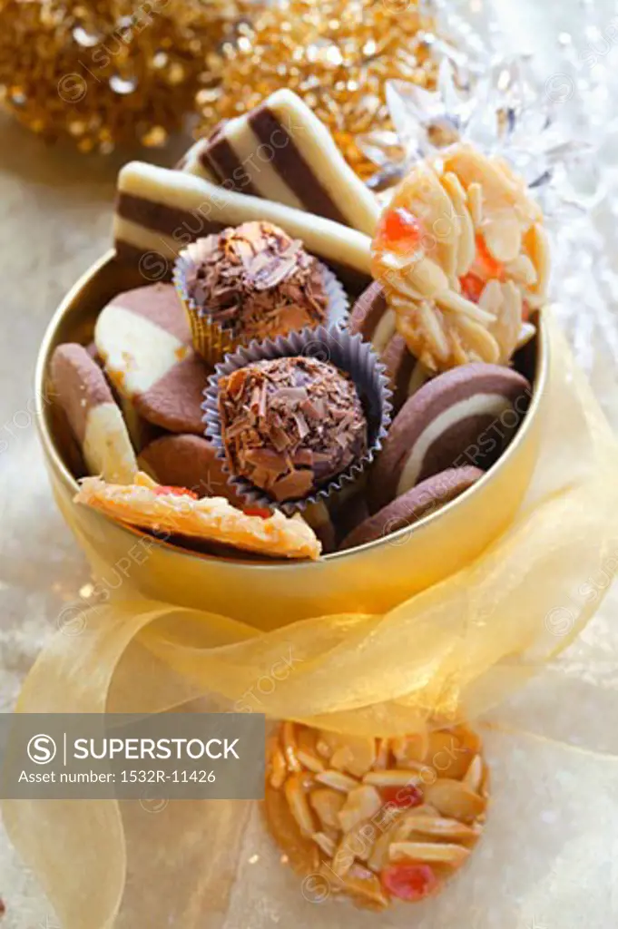 Two-colour cookies, chocolate truffles and florentines (1)