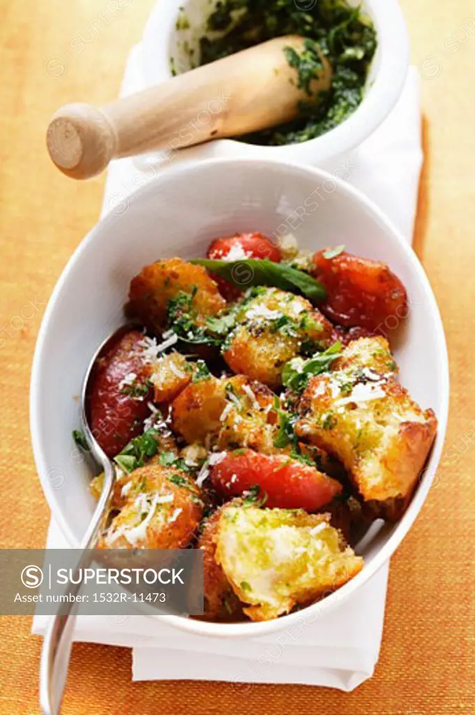 Bread salad with pesto and tomatoes (2)