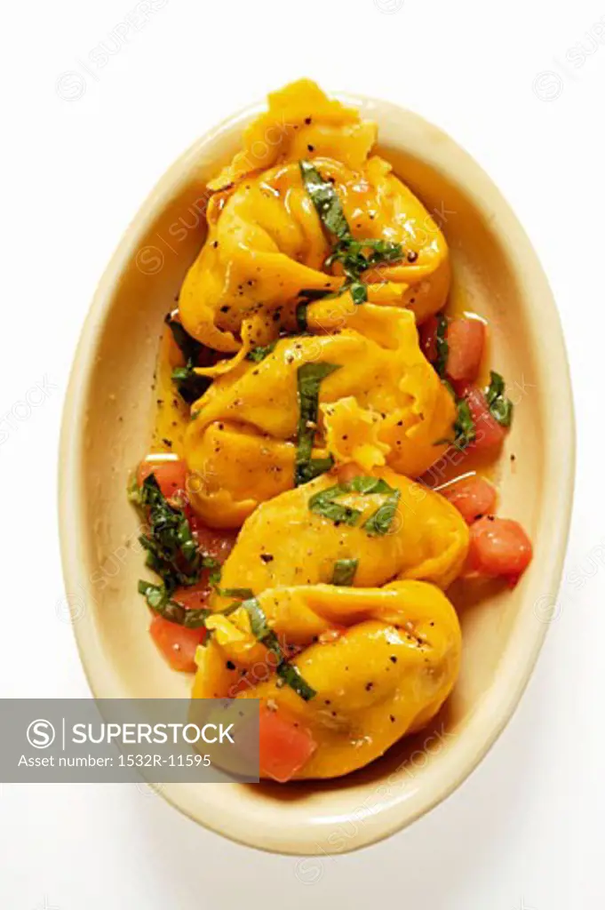 Tortellini with tomatoes and basil (3)