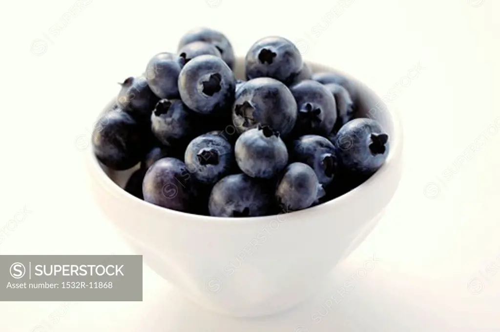 Fresh blueberries in bowl
