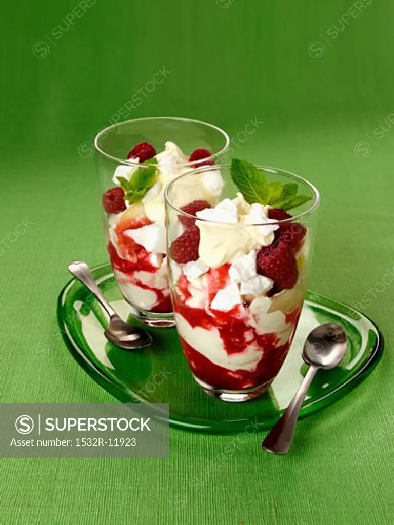 Vanilla cream with apples, raspberries and meringue