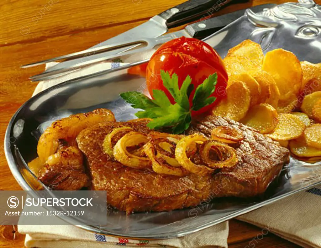 Rump steak with onions and fried potatoes