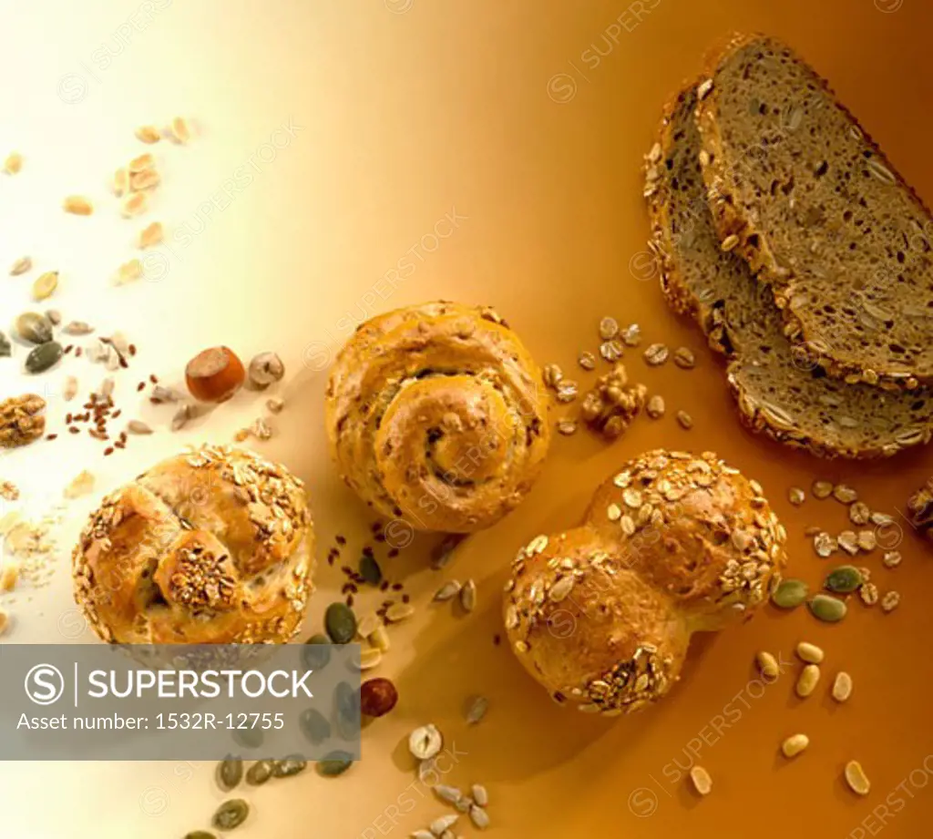 Various wholemeal rolls and slices of bread