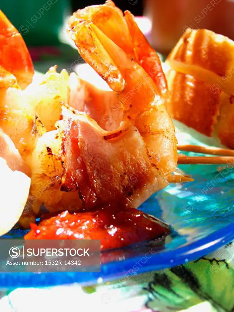 Grilled scampi wrapped in bacon, white bread