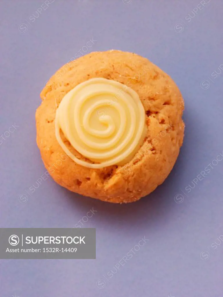 Cinnamon biscuit with white chocolate