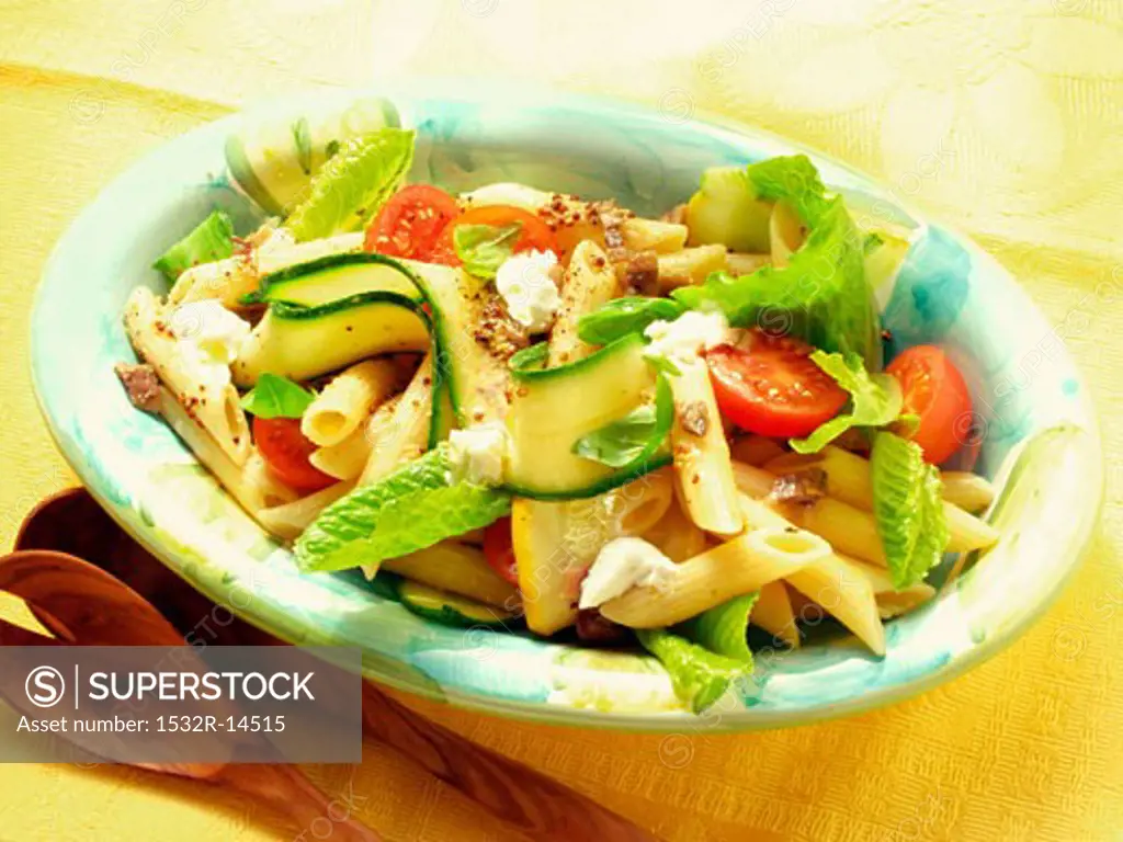 Pasta salad with courgettes, tomatoes and romaine lettuce
