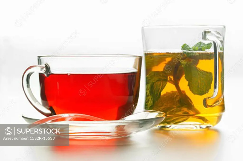 Hibiscus tea and peppermint tea in glass cups