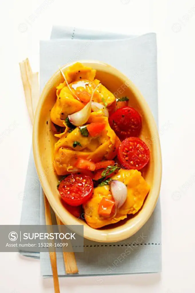 Tortellini with tomatoes and garlic, grissini