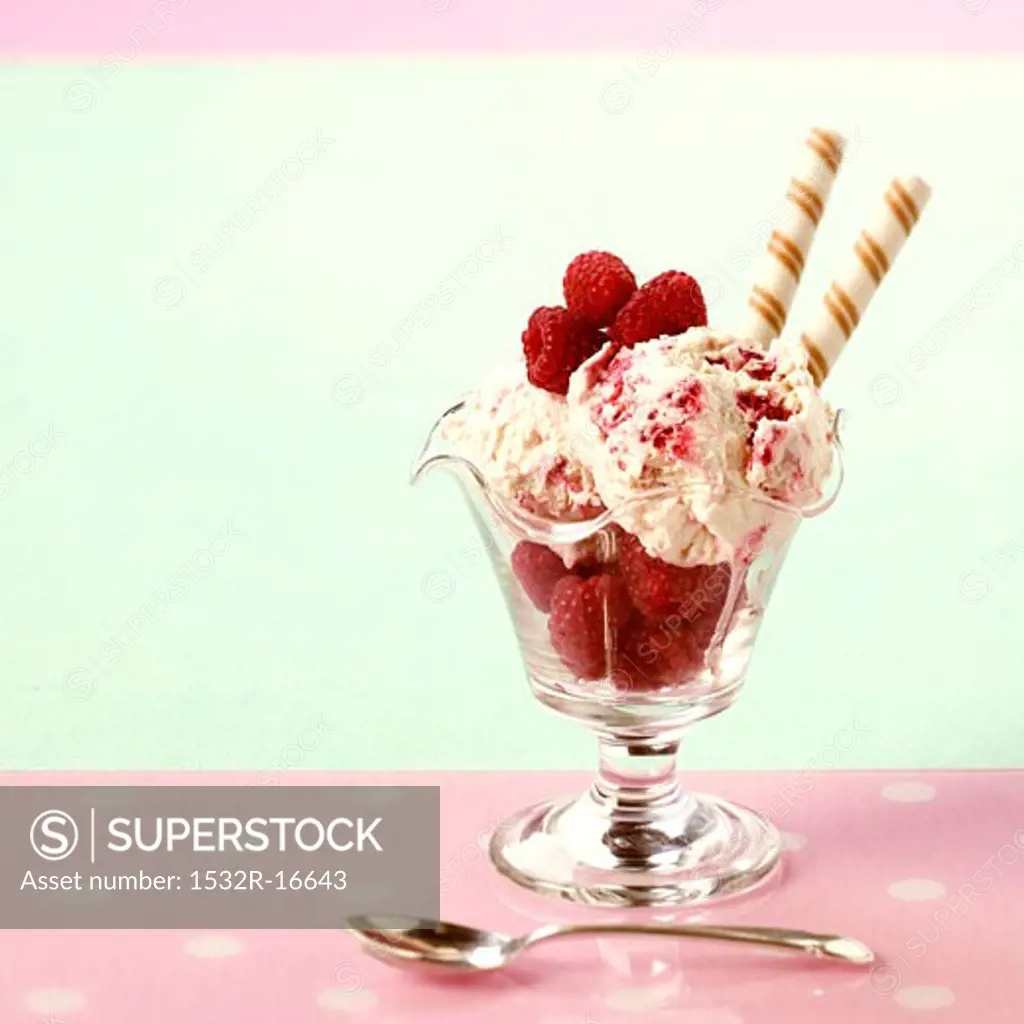 Mascarpone ice cream with raspberries