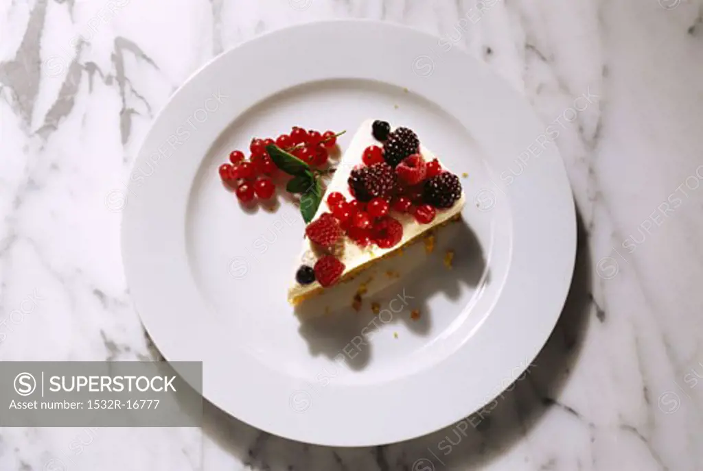A piece of summery dessert gateau with berries