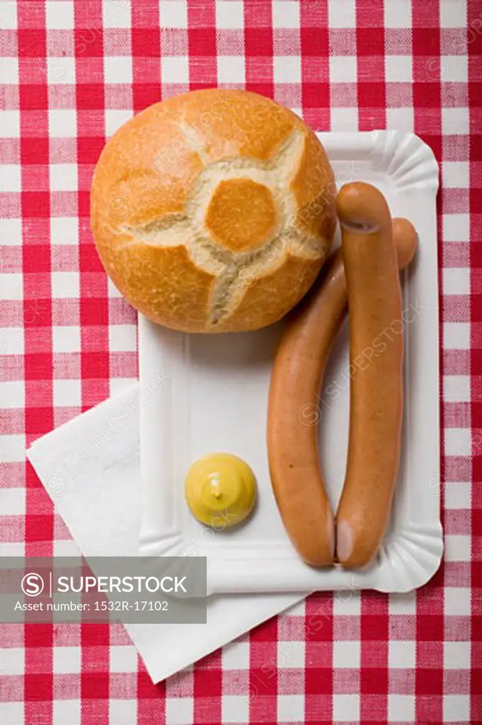 Frankfurters with bread roll and mustard