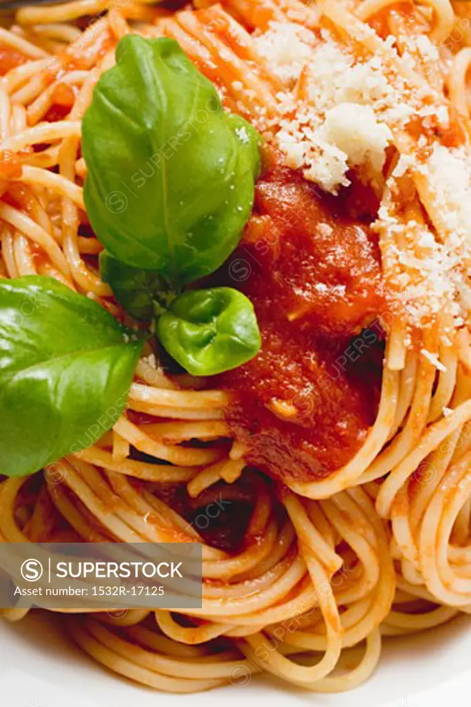 Spaghetti with tomato sauce, basil and cheese