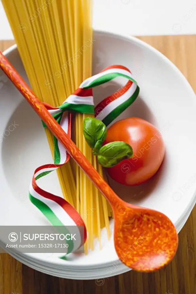 Spaghetti, tomato and basil